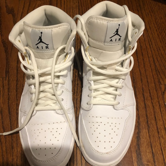 Air Jordan white sneaker size 9.5 - Picture 2 of 4